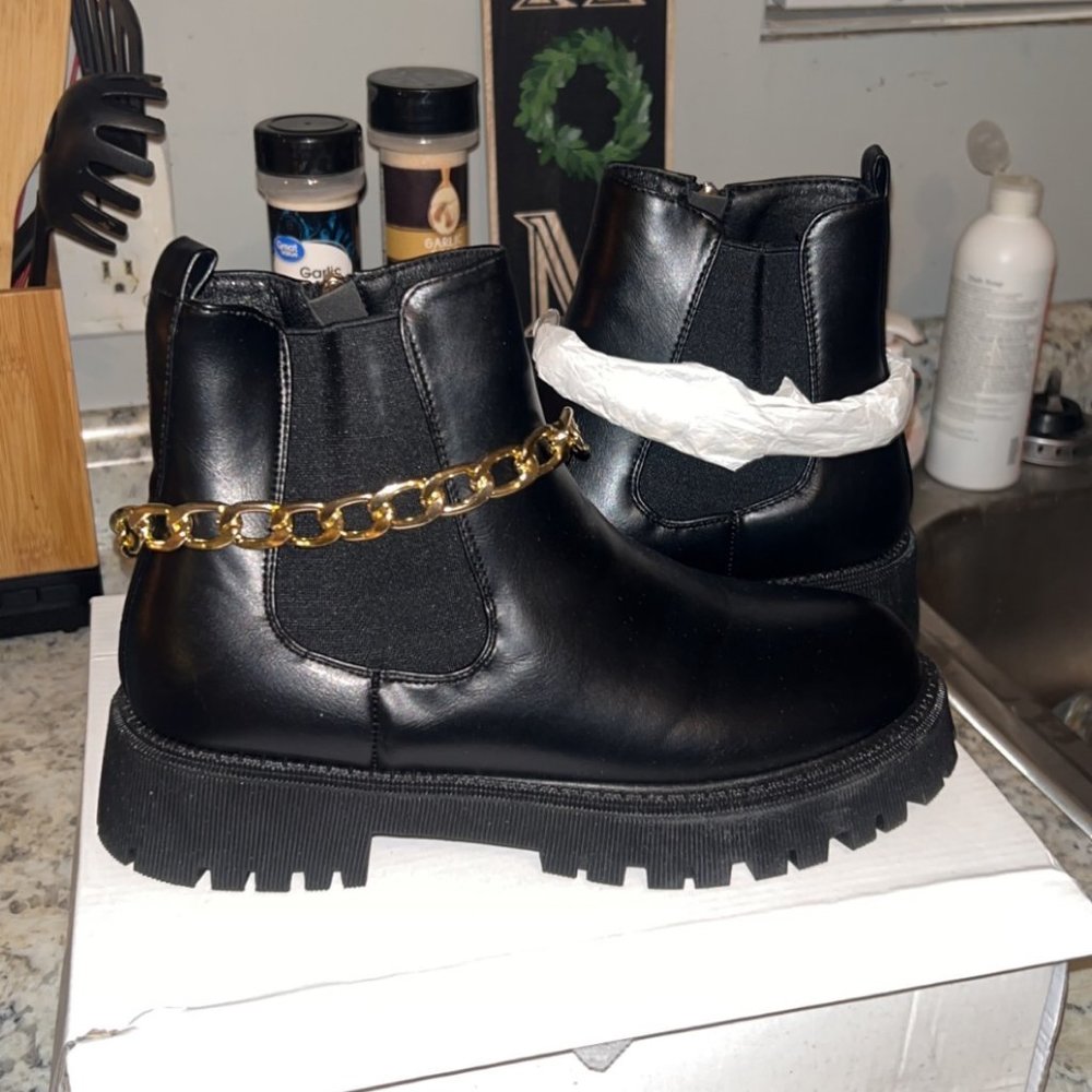 Sisterology boots with gold chain